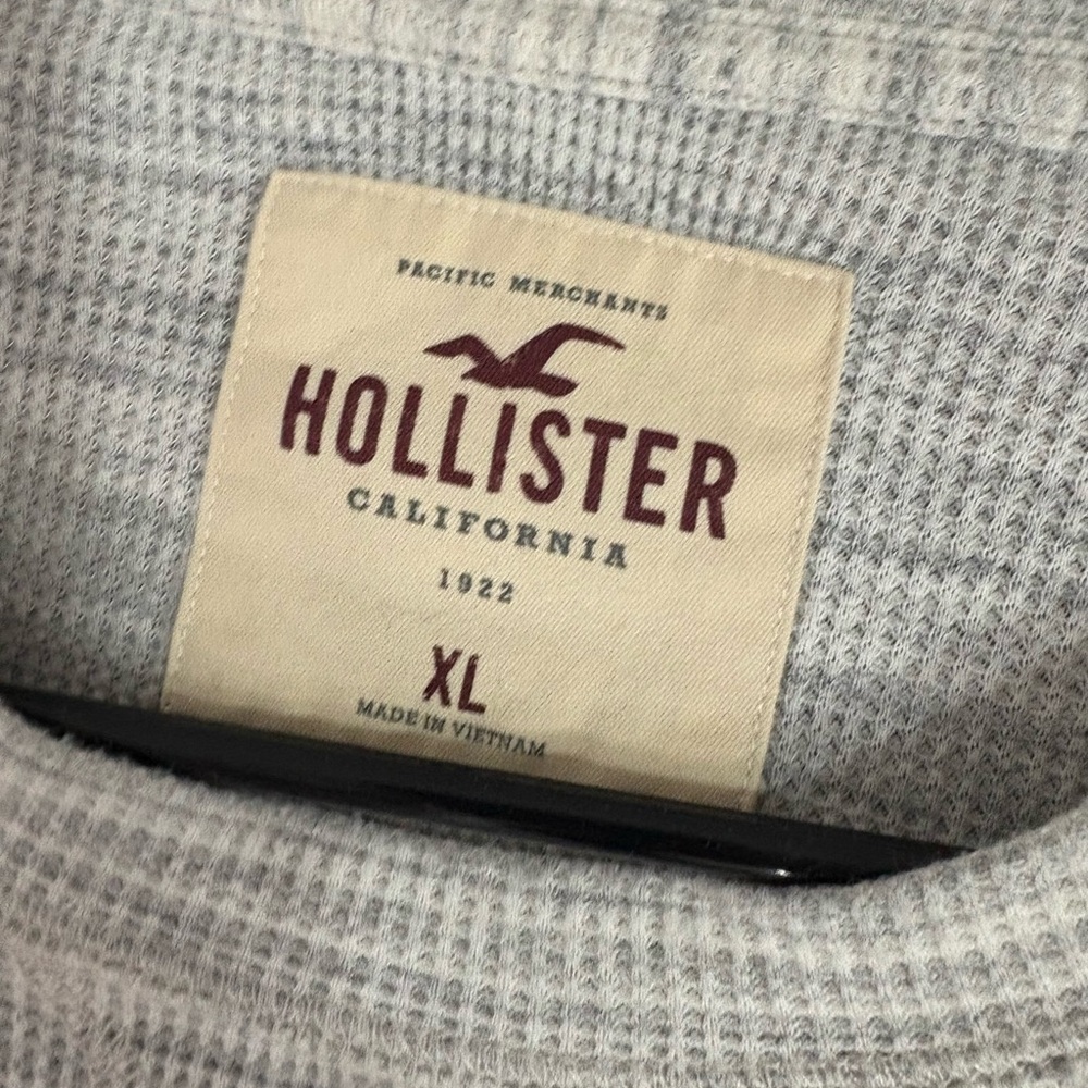 Hollister Men's Beige Long Sleeve Tee - Picture 3 of 4